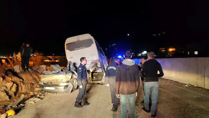 mersinde-servis-otobusu-otomobilin-uzerine-devrildi-1-kisi-oldu-32-kisi-yaralandi-1645988217037.jpg Mersin'de servis otobüsü otomobilin üzerine devrildi: 1 ölü 32 yaralı - 2