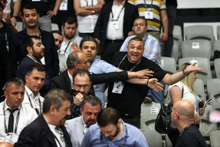 Beşiktaş genel kurulunda kavga! Ahmet Nur Çebi ve yönetimi eleştirdi ortalık karıştı