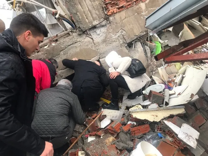 KAHRAMANMARAŞ'TA 7,4'LÜK DEPREM! Deprem bölgesinde kurtarma çalışmaları devam ediyor | İğne deliğinden çıkarıldılar