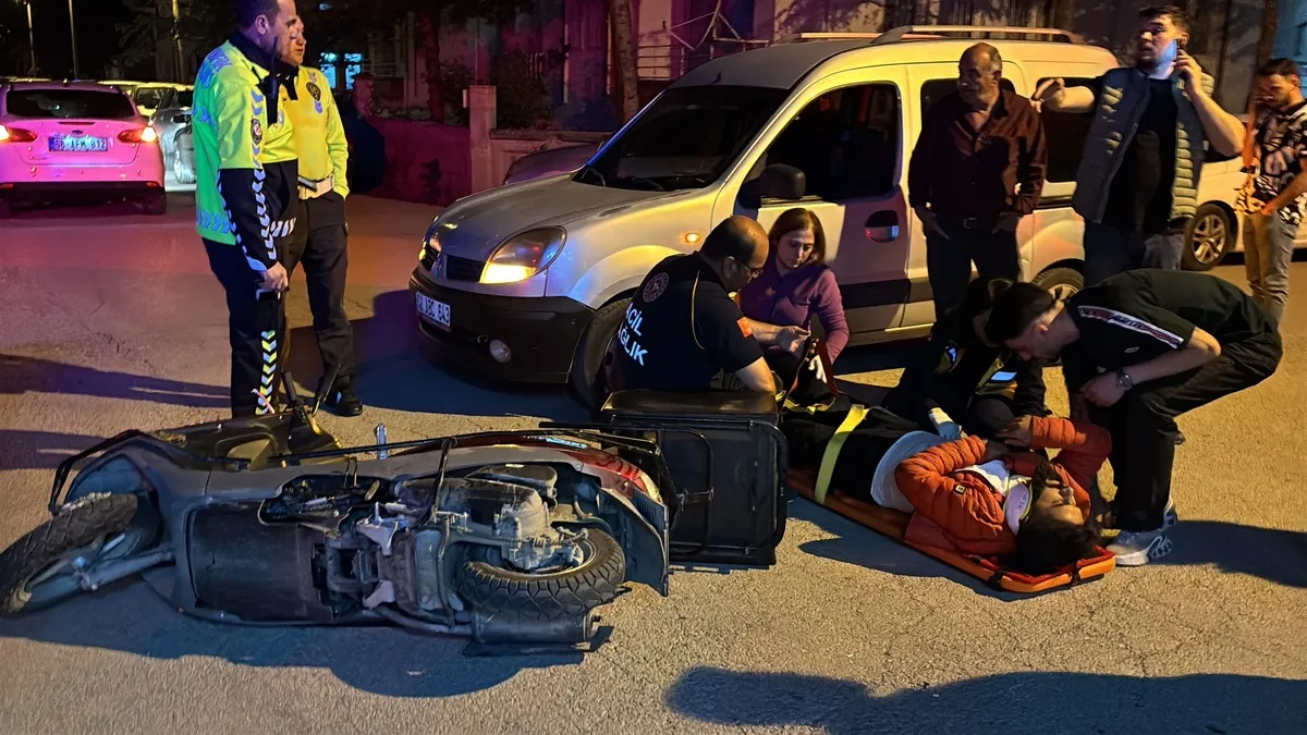 Aniden çıkan araç kazaya neden oldu! Motokurye yola savruldu