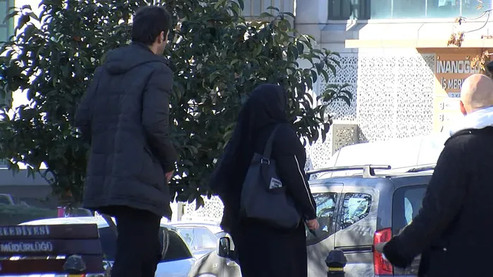 1736244933002.jpg Eyüpsultan'da boşanma aşamasındaki eşi tarafından öldürülen Ayşe Çelikin cenazesi Adli Tıp Kurumunda alındı. (DHA)