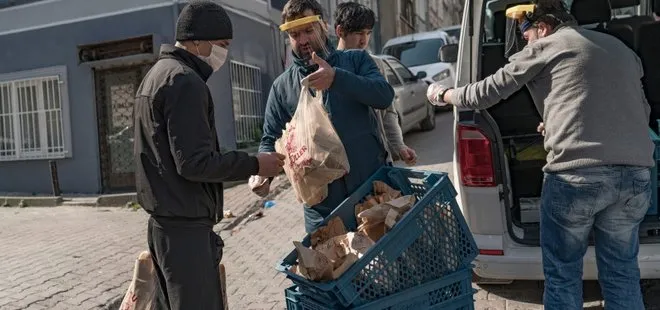 Görüntüler Üsküdar’dan! Sokak sokak dolaşıp ekmek sattılar