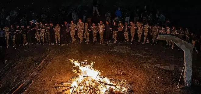 ABD ordusundan terör halayı! PKK/YPG’li teröristlerle kol kola halay çektiler