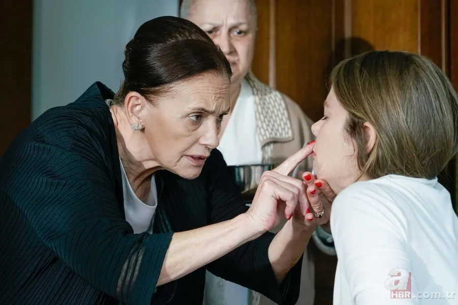 Camdaki Kız dizisinin gamsız annesi Feride fotoğraflarıyla sosyal medyayı salladı! Nalan'a korse giydiren Feride'ye bakın siz 4