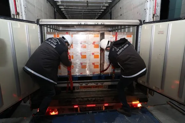 Türkiye'ye gelen koronavirüs aşıları görüntülendi - 15