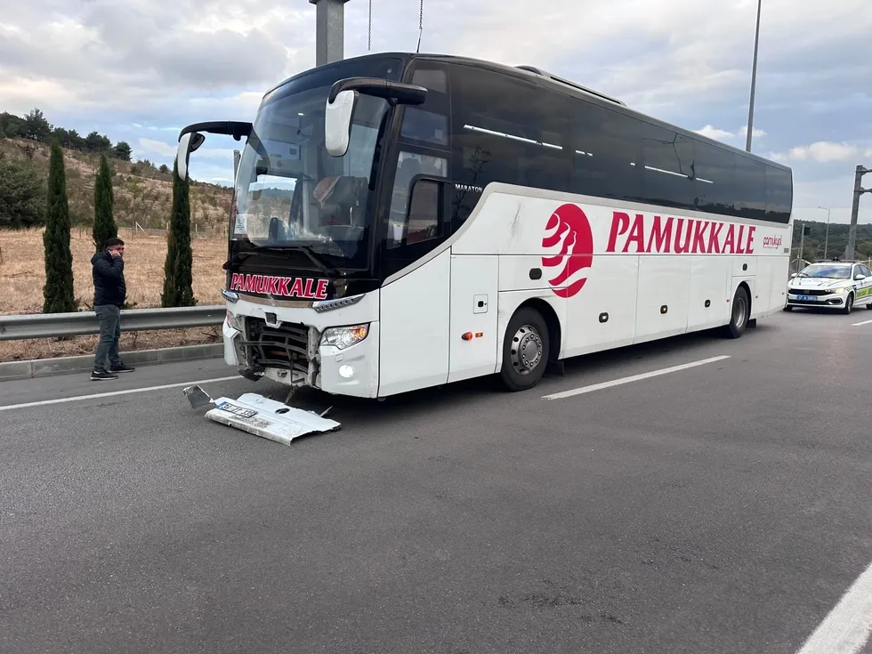 Çanakkale’de Troya Tüneli girişinde feci kaza: Otobüsle çarpışan otomobildeki 2 kişi hayatını kaybetti - 1