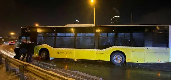 İstanbul’a kar yağdı İETT’ler yolda kaldı! İBB seyretti vatandaş yardım etti
