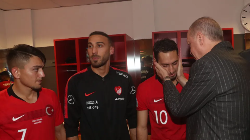 Başkan Erdoğan Türkiye-İzlanda maçı sonrası futbolcuları soyunma odasında ziyaret etti