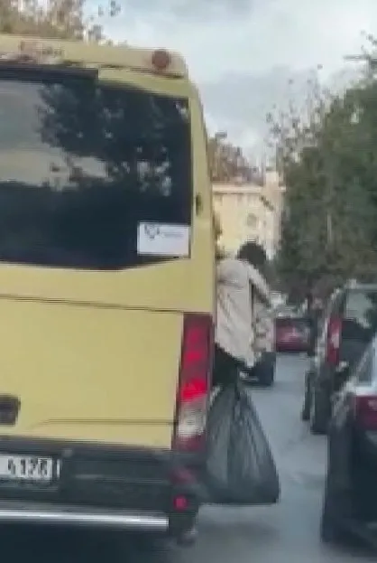 istanbulda-tehlikeli-yolculuk-minibusun-kapisindan-sarkti-1665728520215.jpg İstanbul’da tehlikeli yolculuk! Minibüsün kapısından sarktı - 2