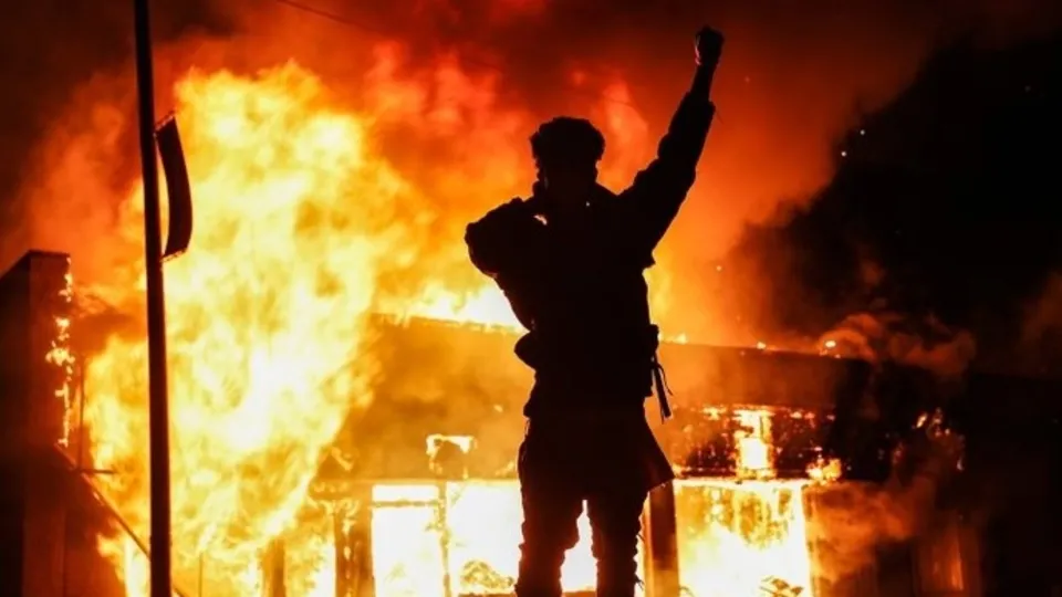 Siyahi Amerikalı Floyd'un öldürülmesine yönelik protestolar artarak devam ediyor