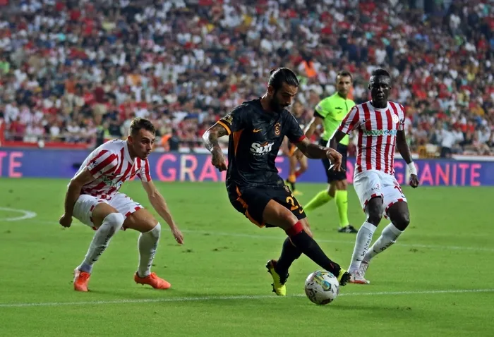 antalyaspor-galatasaray-canli-anlatim-direkten-donen-top-kacan-penalti-1659903593899.jpg Antalyaspor - Galatasaray: 0-1 (MAÇ SONUCU ÖZET) | Gomis 90'da attı... - 6
