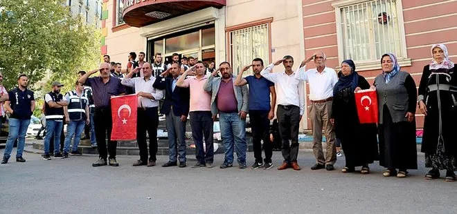 HDP önünde oturma eylemi yapan aileler Türk bayrağı açtı! Asker selamı verdiler