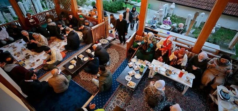 Saraybosna'nın tarihi camisinde 'mahalle iftarı'