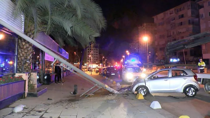 Kadıköy'de otomobil aydınlatma direğine çarptı: 1 yaralı - 1
