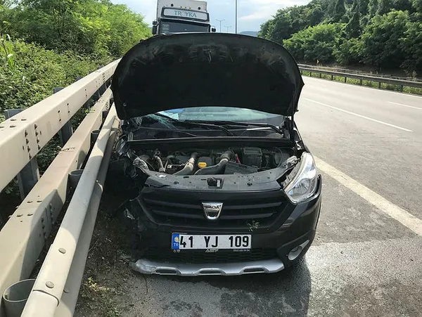 Son dakika: Sakaraya'da TIR ile otomobil çarpıştı: 6 yaralı - 2