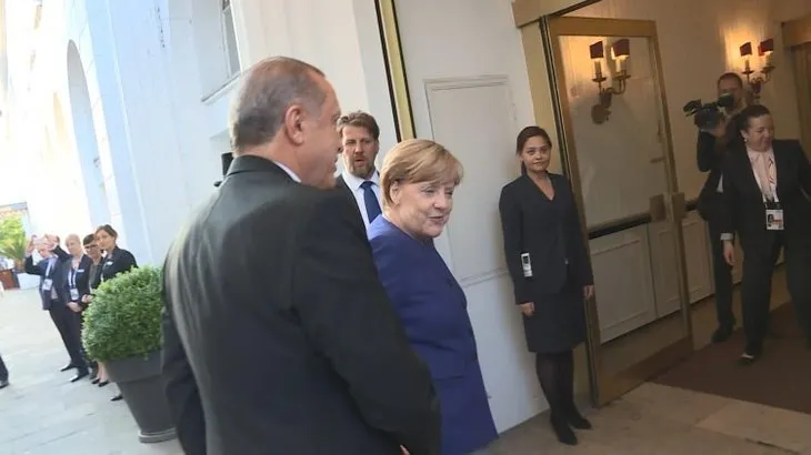 Merkel Erdoğan’ı kapıda karşıladı
