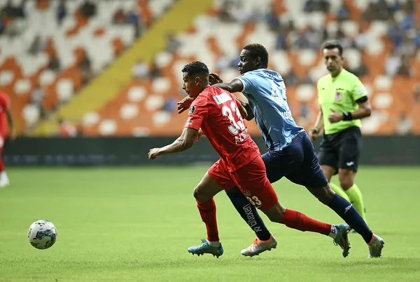 montella-sahaya-girip-balotellinin-uzerine-yurudu-adana-demirlisporlu-oyuncular-kavgayi-zor-ayirdi-1661633378580.jpg Montella sahaya girip Balotelli'nin üzerine yürüdü! Adana Demirlisporlu oyuncular kavgayı zor ayırdı - 2