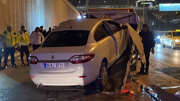 1671332739733.jpg Kadıköy’de otomobil bariyerlere ok gibi saplandı! Sürücü olay yerinde aracını bırakıp kaçtı - 3