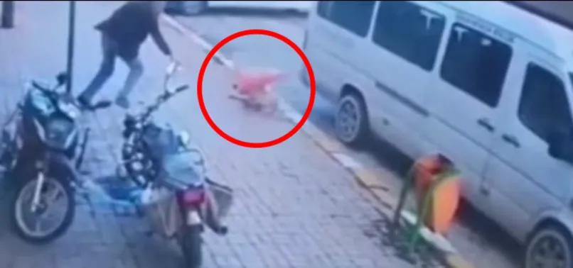 Minibüsün ezdiği köpeğe trafik dubası ile saldırdı! O anlar güvenlik kamerasında