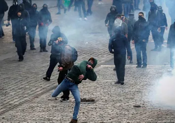 Fransa'da Le Pen ve Macron protestosu