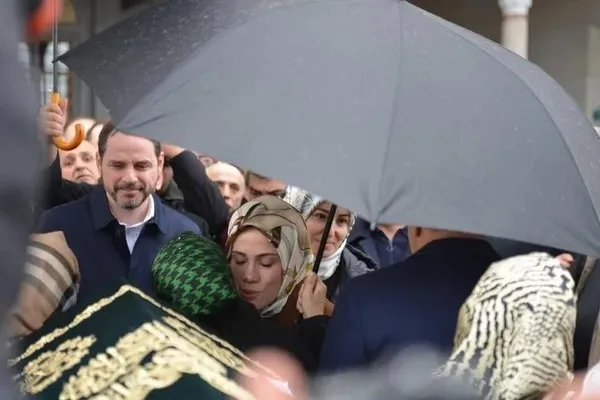 kalyoncu-ailesinin-aci-gunu-fahri-cengiz-kalyoncu-son-yolculuguna-ugurlandi-1703161902640.jpeg Kalyoncu ailesinin acı günü! Fahri Cengiz Kalyoncu son yolculuğuna uğurlandı - 4
