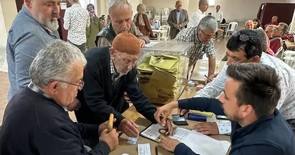 101-yasindaki-huseyin-atilay-sandiga-kostu-1684079206595.jpeg 101 yaşındaki Hüseyin Atılay sandığa koştu - 1