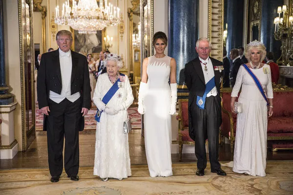 Trump yasak olmasına rağmen Kraliçe 2. Elizabeth'e dokundu - 3