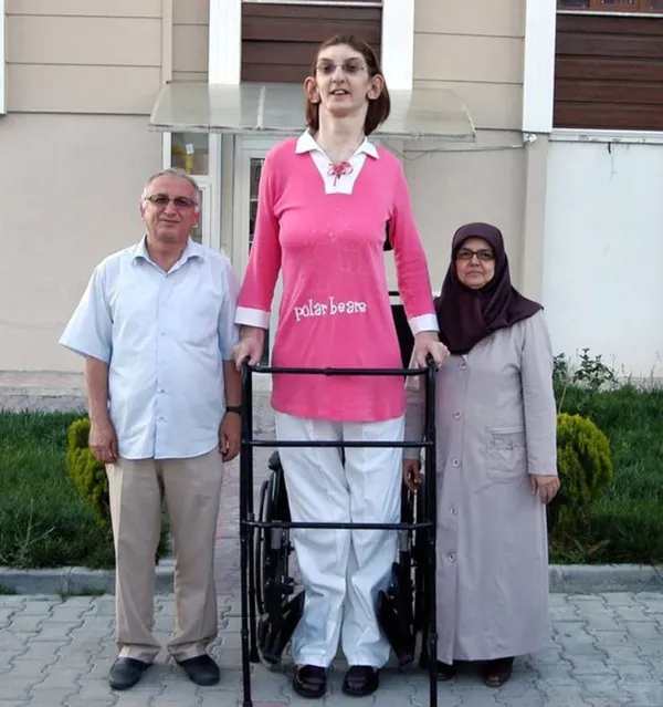 dunyanin-en-uzun-boylu-kadini-rumeysa-gelgi-oy-kullandi-1684052621352.jpg Dünyanın en uzun boylu kadını Rümeysa Gelgi oy kullandı - 2