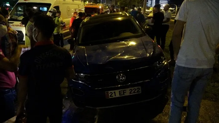 Diyarbakır’da yayaya çarpmamak için yavaşladı! Arkadan araç çarpınca yayaların üzerine uçtu - 1