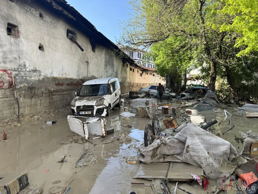 Samsun'daki sel felaketinin izleri gün ağarınca ortaya çıktı! Araçlar ters dönüp birbirine girdi 4
