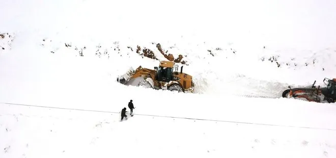 Malatya’da karlı yolda 3 mahsur kalan vatandaşların imdadına ekipler yetişti