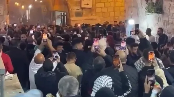 İsrail polisi, sabah namazı için Mescid-i Aksa’ya giden gruba müdahale etti!