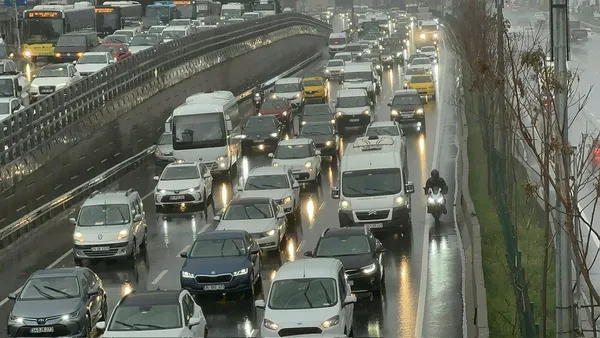 son-dakika-istanbulda-saganak-yagmur-etkisiyle-trafik-yogunlugu-yuzde-80i-asti-1681226701559.jpg Son dakika: İstanbul'da sağanak yağmur etkisiyle trafik yoğunluğu yüzde 80'i aştı - 3