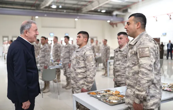 Milli Savunma Bakanı Hulusi Akar Katar’da görevli Mehmetçik ile bir araya geldi