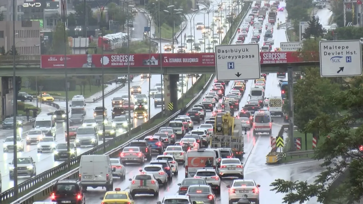 istanbulda-trafik-kilitlendi-iste-alternatif-guzergahlar-1792684807732.jpg İstanbul'da trafik kilitlendi! İşte alternatif güzergahlar - 1