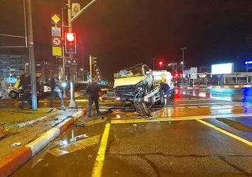 Fatih'te otomobil tur otobüsüne çarptı! Araba hurdaya döndü