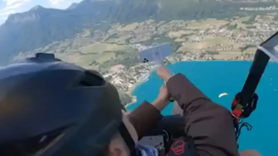 Yamaç paraşütü yapan kadın selfie çekeyim derken... O anlar saniye saniye kamerada