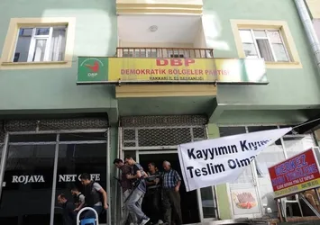 Hakkari'de DBP'ye operasyon: Eş başkanlarla birlikte 20 gözaltı