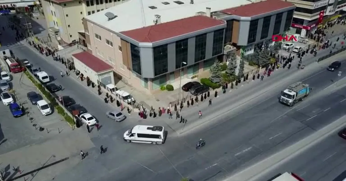 Son dakika haberi... İstanbul'da şoke eden görüntü! Kuyruk metrelerce uzadı |Video