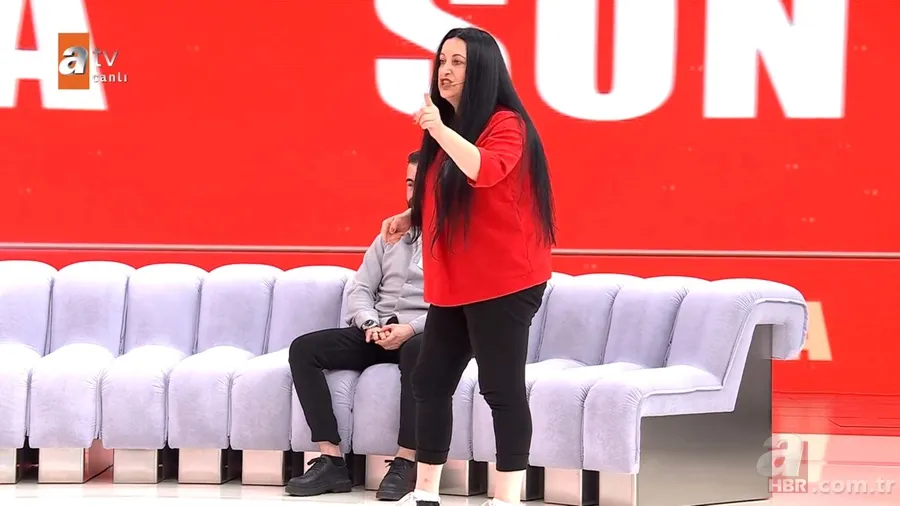 21 yıllık hasret Müge Anlı’da son buldu! Üvey annesi ve öz annesi canlı yayında birbirine girdi: Kocanın kemikleri sızlasın 17