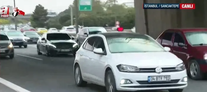 istanbulda-deprem-panigi-vatandaslar-yollara-dustu-1745424744227.jpeg (Foto: AA)