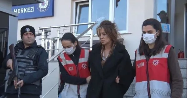 cicis-kardesler-olarak-bilinen-esra-ve-ceyda-ersoyun-evine-baskin-polisi-gorunce-pencereden-atti-1671708583747.jpeg “Ciciş Kardeşler" olarak bilinen Esra ve Ceyda Ersoy'un evine baskın! Polisi görünce pencereden attı - 1