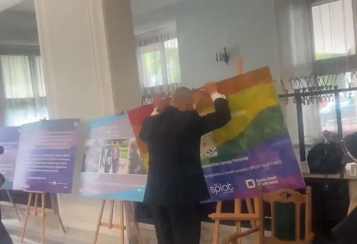 polonyali-milletvekili-braun-parlamentodaki-lgbt-temali-sergiyi-kaldirdi-1749753317246.jpeg (FOTO: ahaber.com.tr ekran görüntüsü)