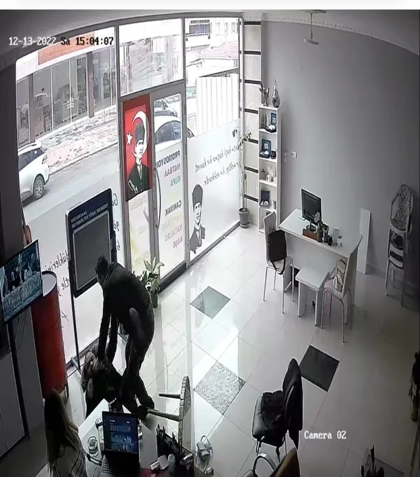 1670957893697.jpg CHP'li Savaş Güney'den gazeteciye yumruklu saldırı! Basın özgürlüğünden bahseden CHP partide böyle birini partide tutacak mı? - 3