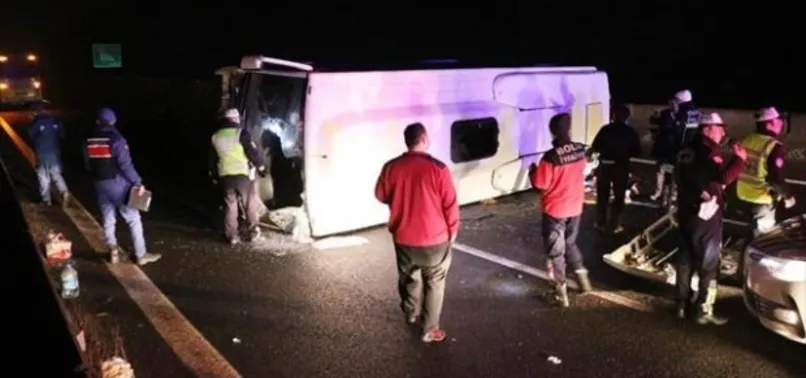 Minibüs devrildi! Çok sayıda yaralı var