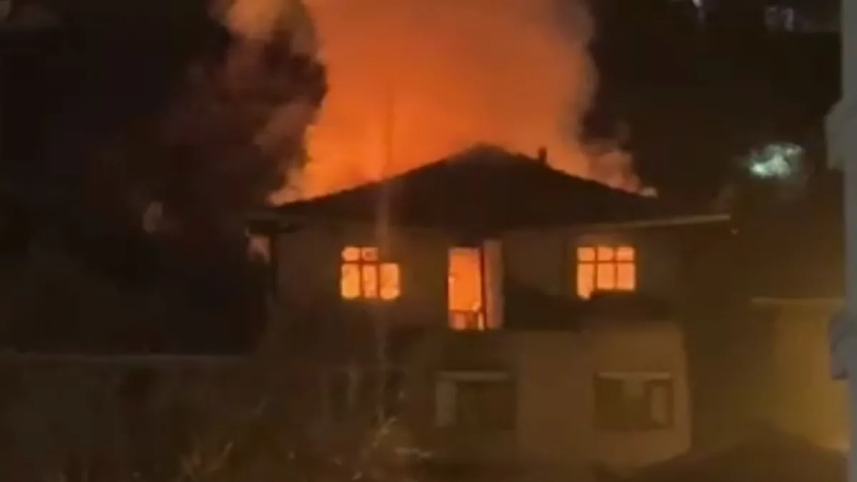 Karabük'te yangın: 3 katlı ev küle döndü 1 yaralı