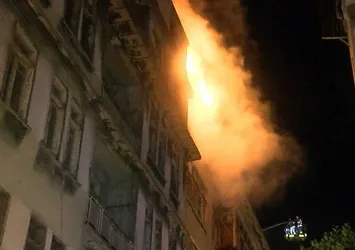 İstanbul'da tarihi ahşap binada yangın