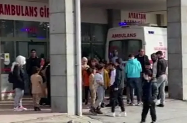 istanbulda-okulda-zehirlenme-iddiasi-cok-sayida-ogrenci-hastaneye-kaldirildi-1671193784718.jpg İstanbul’da okulda zehirlenme iddiası! Çok sayıda öğrenci hastaneye kaldırıldı - 1