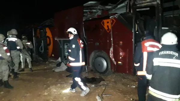 sanliurfada-irak-uyruklu-yolculari-tasiyan-otobus-devrildi-cok-sayida-yarali-var-1605061877295.jpg Şanlıurfa'da Irak uyruklu yolcuları taşıyan otobüs devrildi: Çok sayıda yaralı var - 1