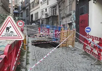 İstanbul Beyoğlu'nda yol çöktü! Kazadan son anda kurtuldu
